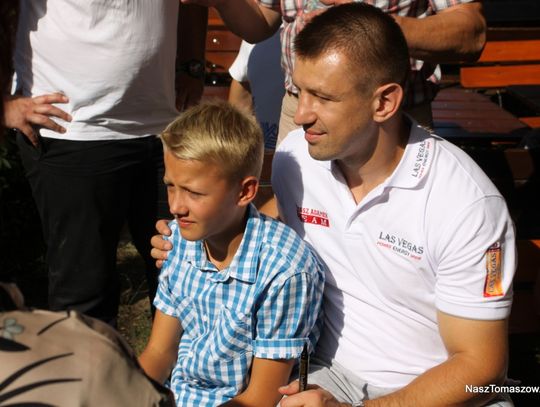 ... być takim bokserem to naprawdę ciężka praca... 10 rund na ringu nie jest tak męczące niż całodniowe pozowanie do fotografii... nie jest też tak miłe... ... być takim bokserem to naprawdę ciężka praca... 10 rund na ringu nie jest tak męczące niż całodniowe pozowanie do fotografii... nie jest też tak miłe...