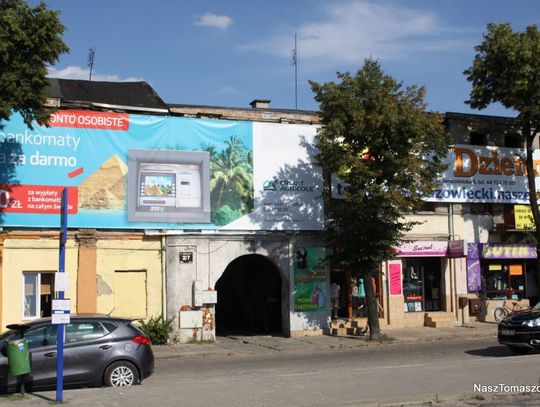 Wstydliwie przykrywany reklamowymi banerami. 