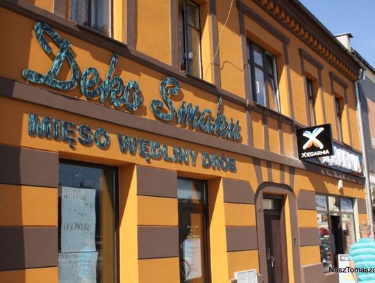 Na szczęście sąsiedni budynek zmienił swój kolor na bardziej stonowany i przyjazny osobom o dużym poczuciu estetyki....