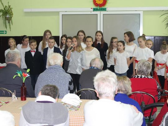 Występ uczniów SP Nr 8 z okazji Dnia Niepodległości w Domu Pomocy Społecznej