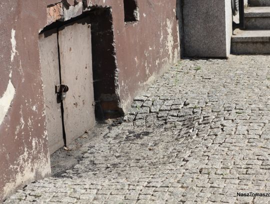 ... niestety pozostawiono taki fragment, służący do zsypywania prawdopodobnie opału. W efekcie kobieta na wysokich obcasach może sobie połamać nogi. Przesada? Nieprawda....