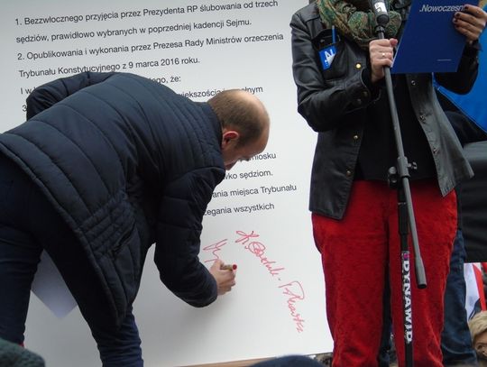 Nowocześni z Tomaszowa protestowali w Warszawie