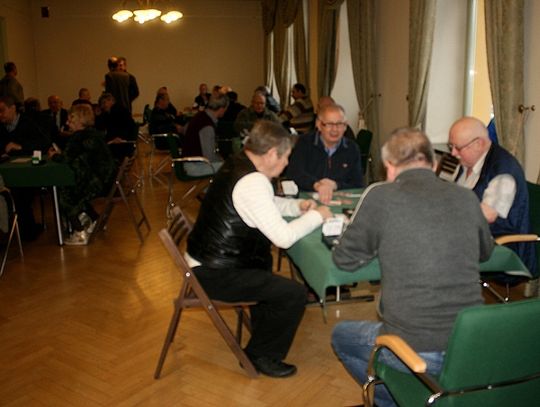 Przy karcianym stoliku