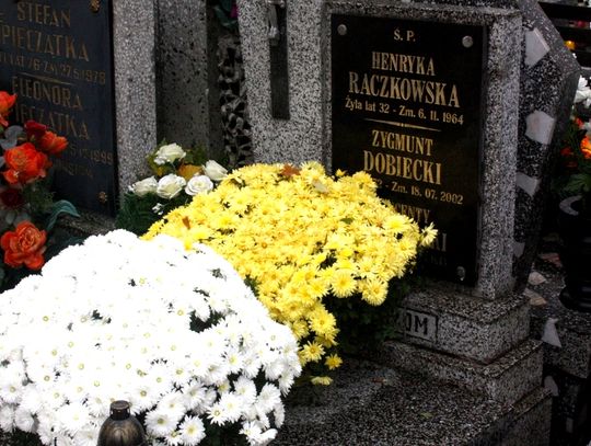 (FOTO) Święto Zmarłych na cmentarzu przy ulicy Smutnej