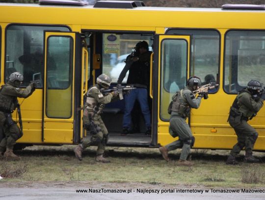 Uwolnili zakładników uwięzionych w autobusie