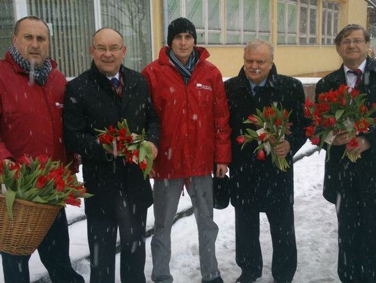 Z tulipanami w rękach