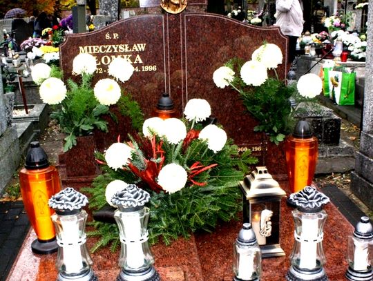 (FOTO) Święto Zmarłych na cmentarzu przy ulicy Smutnej