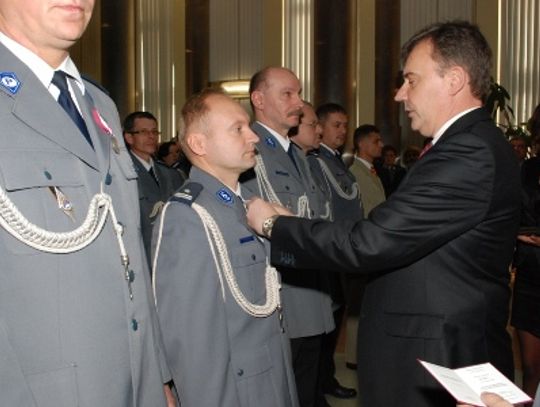 Policjanci odznaczeni medalami