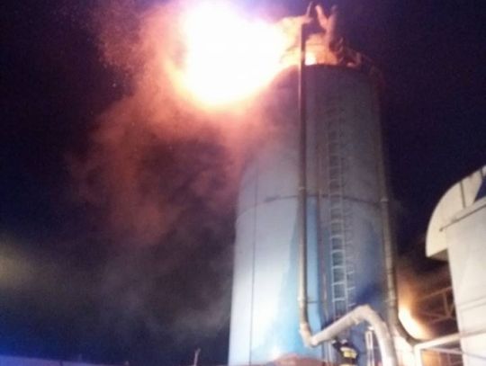 Palił się silos z trocinami