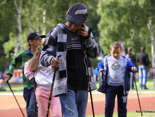 Maszerowania z kijkami uczyli się starsi i młodsi....