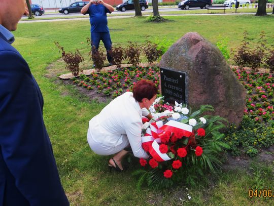 Barbara Klatka kandydat na Prezydenta z ramienia Tomaszowskiej Koalicji Obywatelskiej składa wiązankę pod obeliskiem 4 czerwca w Tomaszowie