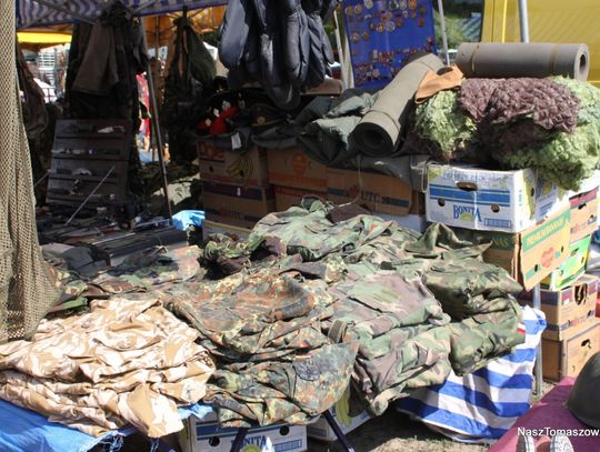 Na tego rodzaju jarmarkach nie brakuje militariów. Mundury, pasy, czapki i bagnety...