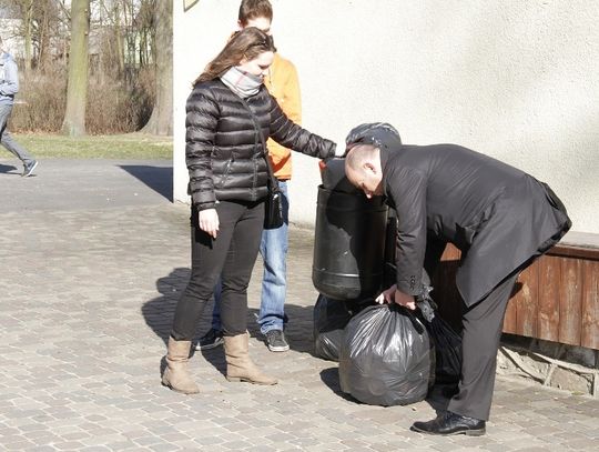 Marcin Witko sprzątał w parku razem z uczniami II LO