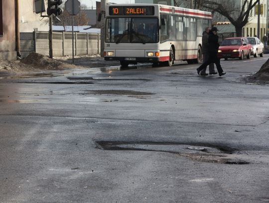 Na Warszawskiej obowiązuje ruch &quot;slalomowy&quot;