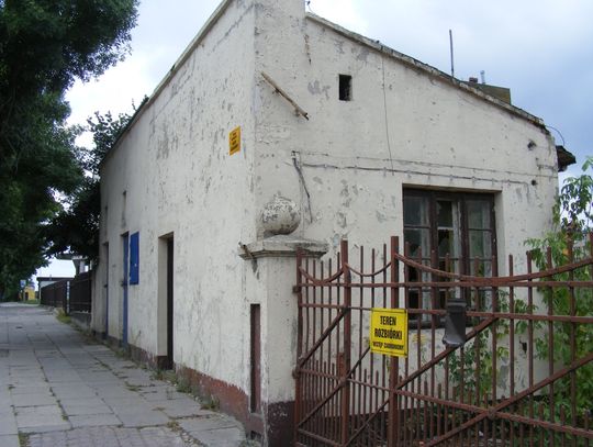 Według informacji, jakie dochodzą różnych stron w tym miejscu powstanie nowy supermarket firmy Lidl i oby powstały tu przyzwoite pasy zjazdowe oraz umożliwiające włączenie się do ruchu.