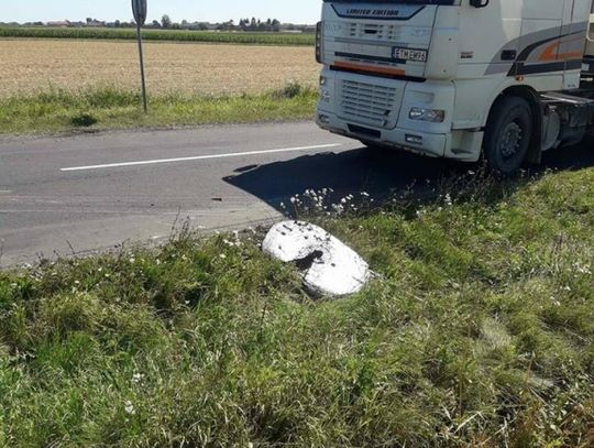 /FOTO - VIDEO/ - przewrócona ciężarówka zablokowała ruch