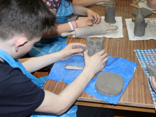 W filii MOK tworzyli ceramiczne ptaki