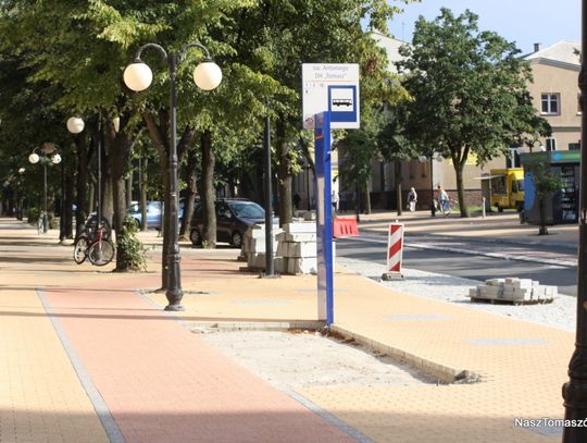 Nie zamontowano jeszcze wiat przystankowych i urozmaicających krajobraz parkometrów. Czyżby miały zniknąć na dobre?