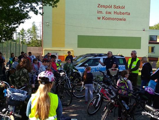 Policjanci z drogówki mówili rowerzystom jak świecić przykładem