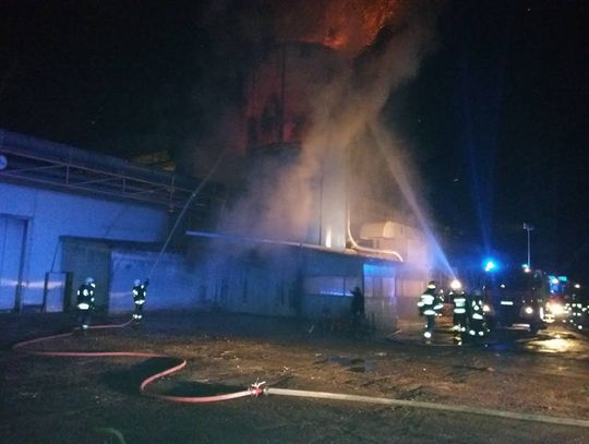 Palił się silos z trocinami