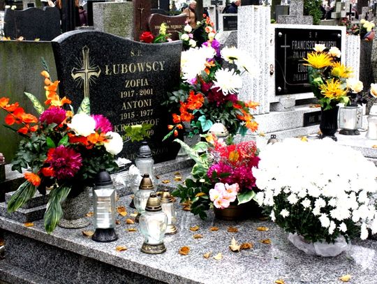 (FOTO) Święto Zmarłych na cmentarzu przy ulicy Smutnej