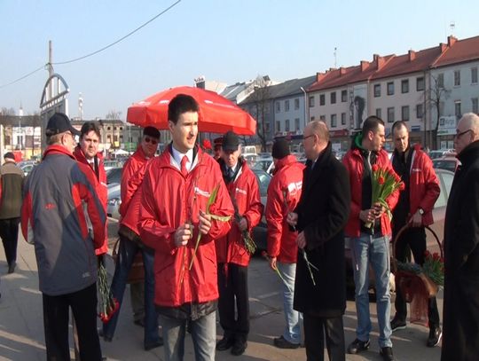 SLD rozdawało kwiaty