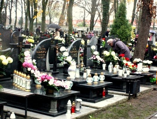 (FOTO) Święto Zmarłych na cmentarzu przy ulicy Smutnej