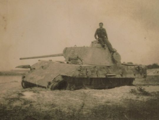 Wrak czołgu Panther nad Pilicą koło Zarzęcina.