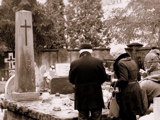 (FOTO) Święto Zmarłych na cmentarzu przy ulicy Smutnej