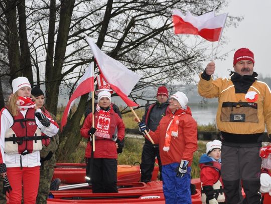 Uczcili Święto Niepodległości w kajaku