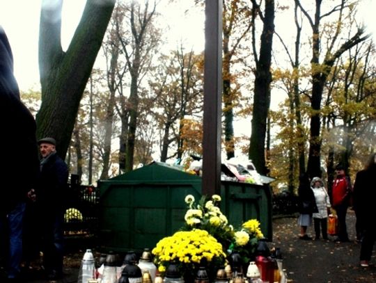 (FOTO) Święto Zmarłych na cmentarzu przy ulicy Smutnej