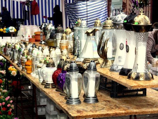 (FOTO) Święto Zmarłych na cmentarzu przy ulicy Smutnej