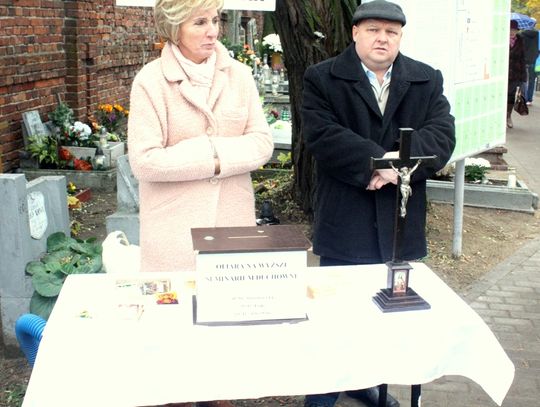 (FOTO) Święto Zmarłych na cmentarzu przy ulicy Smutnej