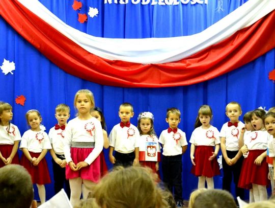 Dzieci  odśpiewały hymn Polski, oraz pieśni o Polsce.
