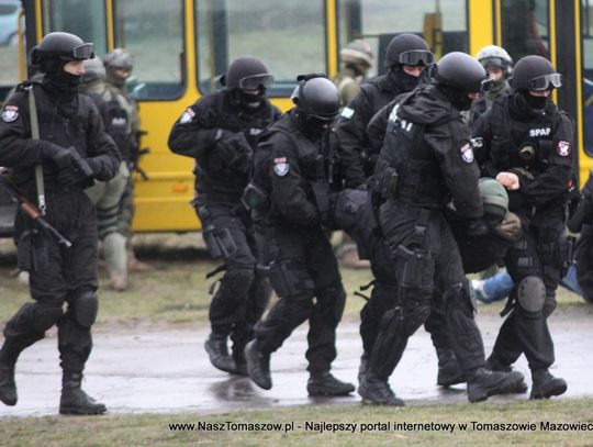 Uwolnili zakładników uwięzionych w autobusie