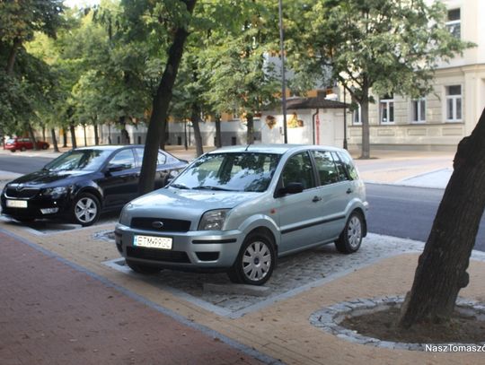 Większość samochodów już mieści się w wykonanych zatoczkach. Chociaż właściciel okolicznych sklepów narzekają, że jest ich zbyt mało. 