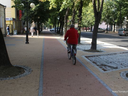 Drogi dla rowerzystów usytuwoano po obu stronach jezdni. Póki co nie wiadomo, czy będa one jednokierunkowe...