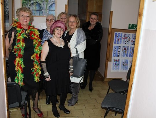 Perły, pióra, kwiaty i kapelusze