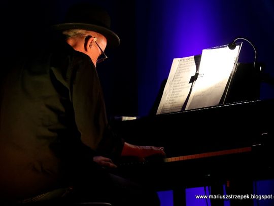 Na scenie towarzyszyła jej tylko dwójka muzyków. Usłyszeliśmy więc znane utwory w całkowicie nowych aranżacjach w formule akustycznej Na scenie towarzyszyła jej tylko dwójka muzyków. Usłyszeliśmy więc znane utwory w całkowicie nowych aranżacjach w formule akustycznej