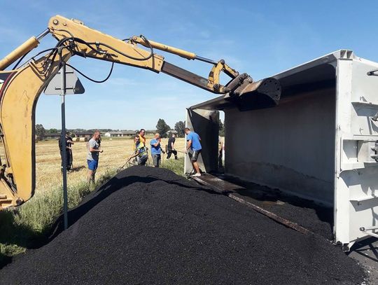 /FOTO - VIDEO/ - przewrócona ciężarówka zablokowała ruch