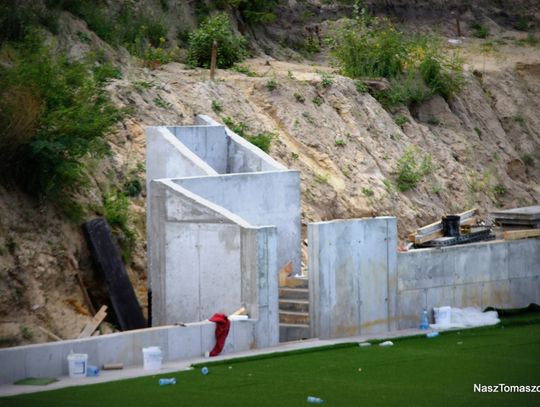 Zarysował się kształt trybun...