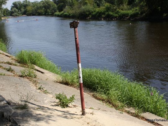 ... miejsce jak widać nie ma gospodarza, bo trudno uwierzyć, że przez kilka lat nie zauważyłby sterczącego w tym miejscu słupka, który nikomu i do niczego nie służy... ... miejsce jak widać nie ma gospodarza, bo trudno uwierzyć, że przez kilka lat nie zauważyłby sterczącego w tym miejscu słupka, który nikomu i do niczego nie służy...