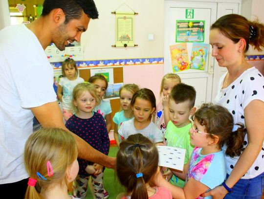 Dzieciaki i wychowawczyni dzieci Pani Monika Pawlik także przygotowały niespodziankę w postaci podziękowań i słodyczy do &quot;brazylijskiej&quot; kawy. 