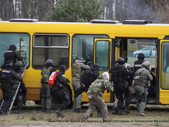 Uwolnili zakładników uwięzionych w autobusie