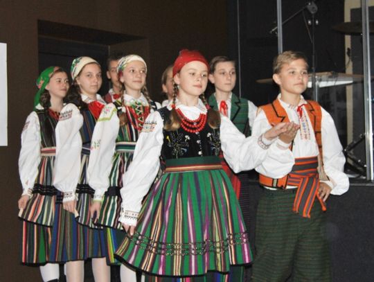 Polonez w wykonaniu zespołu rytmiki prowadzonego przez p. Katarzynę Małek Polonez w wykonaniu zespołu rytmiki prowadzonego przez p. Katarzynę Małek