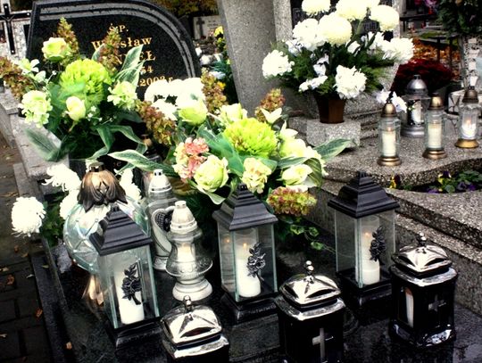 (FOTO) Święto Zmarłych na cmentarzu przy ulicy Smutnej