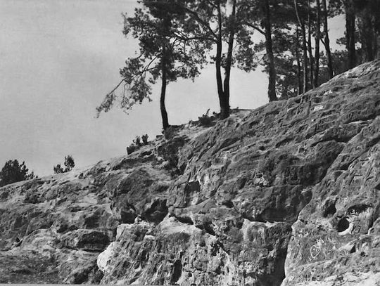 Groty Nagórzyckie eksploatowane do 1912 roku. Wydobywano tam piasek do wytopu szkła.
