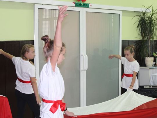 Występ uczniów SP Nr 8 z okazji Dnia Niepodległości w Domu Pomocy Społecznej