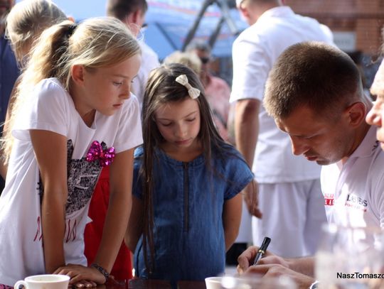 ... może kogoś to zdziwi, ale ten twardy na ringu facet, okazuje się niezwykle sympatycznym i miłym rozmówcą, który chętnie opowiada nie tylko o sporcie i swojej karierze ale też o rodzinie, życiu w Stanach i wierze... okazuje się, że Adamek boi się tylko żony i Pana Boga... ... może kogoś to zdziwi, ale ten twardy na ringu facet, okazuje się niezwykle sympatycznym i miłym rozmówcą, który chętnie opowiada nie tylko o sporcie i swojej karierze ale też o rodzinie, życiu w Stanach i wierze... okazuje się, że Adamek boi się tylko żony i Pana Boga...
