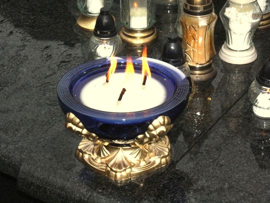 (FOTO) Święto Zmarłych na cmentarzu przy ulicy Smutnej